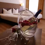 מלון Romantica Blauer Hecht 3*