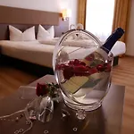 מלון Romantica Blauer Hecht 3*